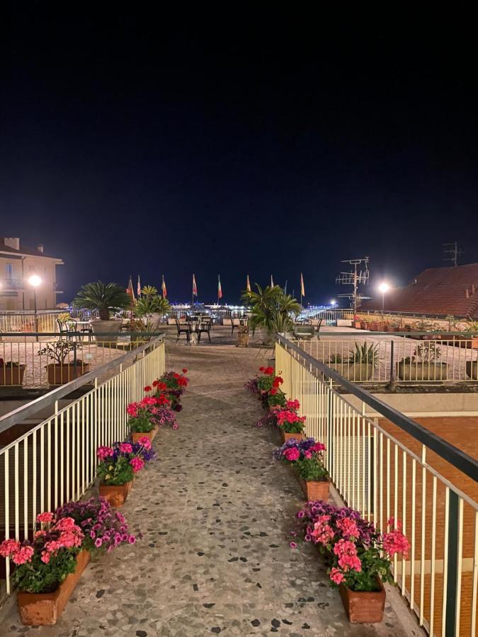 Hotel Robinia Imperia Exterior photo