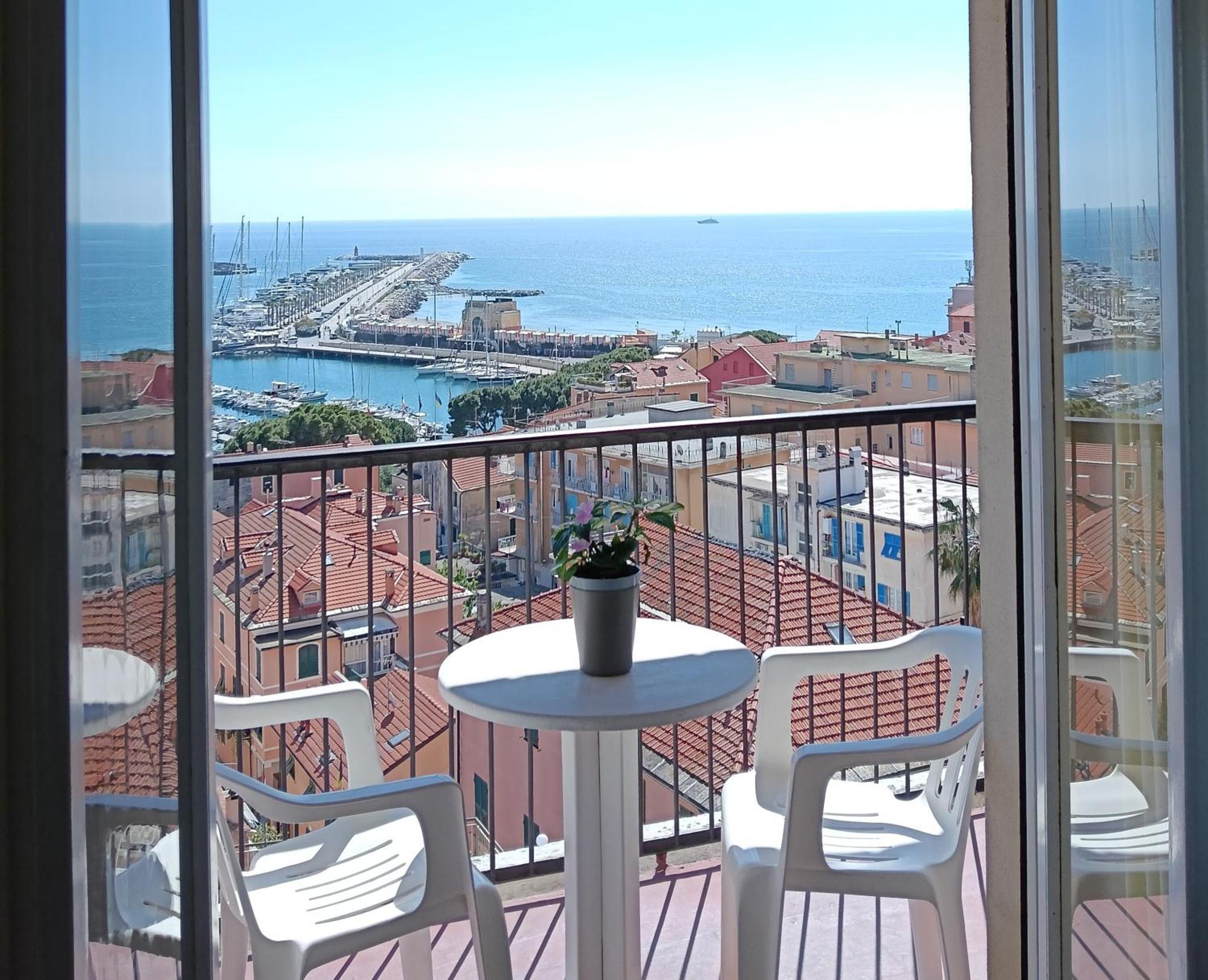Hotel Robinia Imperia Exterior photo