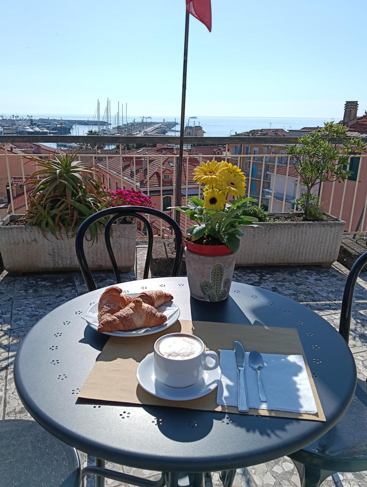 Hotel Robinia Imperia Exterior photo