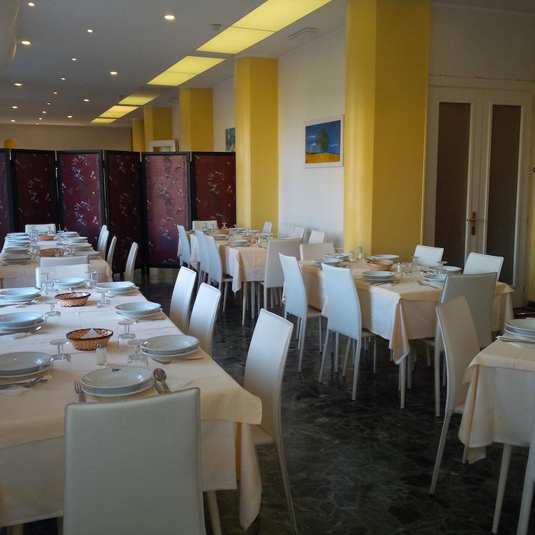 Hotel Robinia Imperia Exterior photo