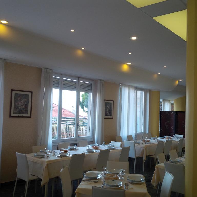 Hotel Robinia Imperia Exterior photo