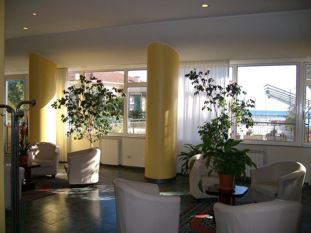 Hotel Robinia Imperia Exterior photo