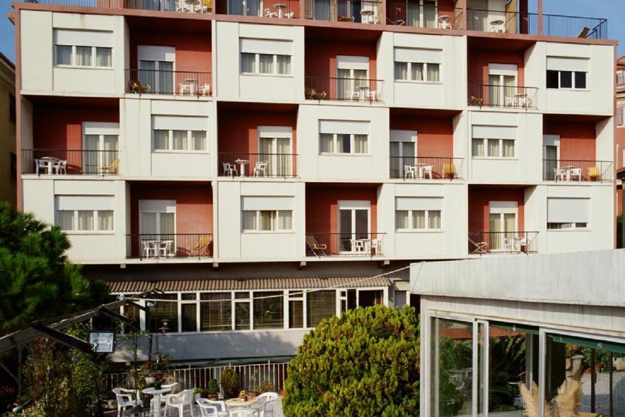 Hotel Robinia Imperia Exterior photo