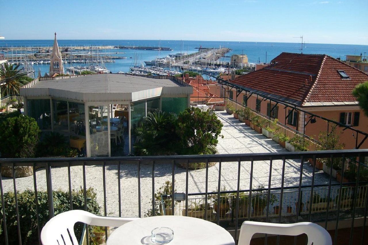 Hotel Robinia Imperia Exterior photo
