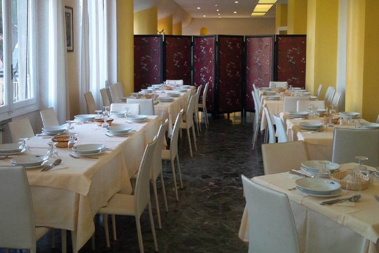 Hotel Robinia Imperia Exterior photo